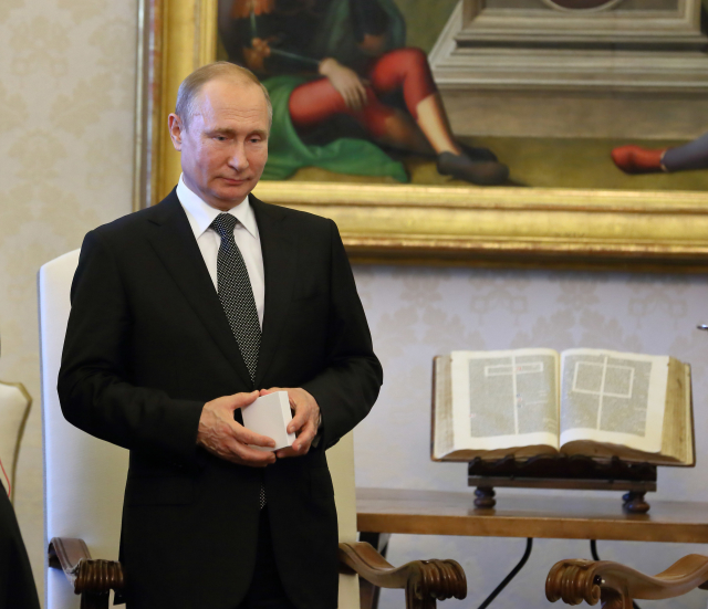 Ruský prezident Vladimir Putin na návštěvě u papeže.