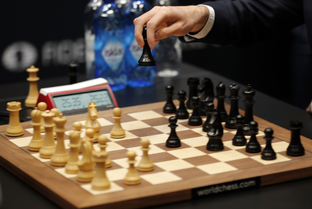 Záběr z duelu mezi Carlsenem a Caruanou. Záběr z duelu mezi Carlsenem a Caruanou.