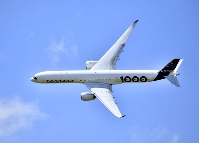 Airbus A350 při přehlídce v Paříži.