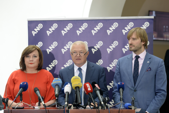 Zleva Alena Schillerová, Jaroslav Faltýnek a Adam Vojtěch vystoupili v Praze na tiskové konferenci před jednáním Poslanecké sněmovny.