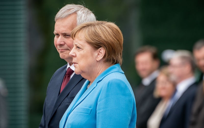 Angela Merkelová se třásla při přivítání finského premiéra Anttiho Rinneho.