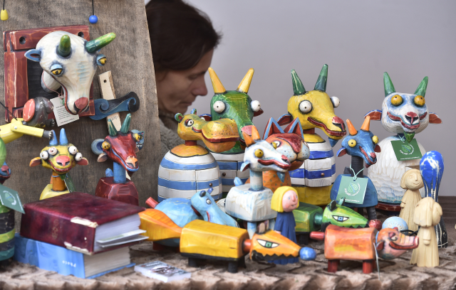 Festival představuje hračky z přírodních materiálů.