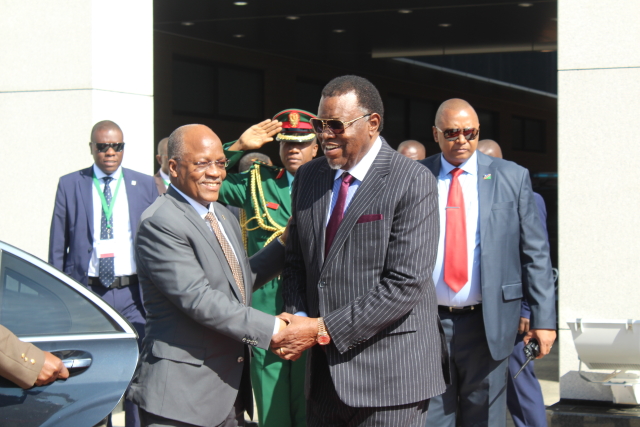 Tanzánský prezident John Magufuli (vlevo) s namibijským protějškem.