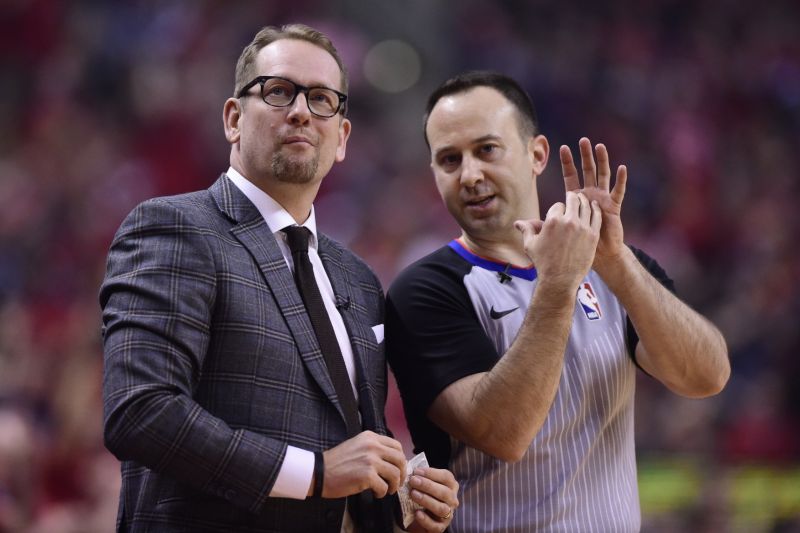 Trenér basketbalistů Toronta Nick Nurse (vlevo) v debatě s rozhodčím.