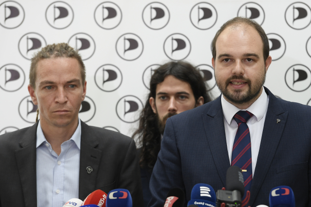 Zleva předseda Pirátů Ivan Bartoš a poslanci Mikuláš Ferjenčík a Lukáš Bartoň.