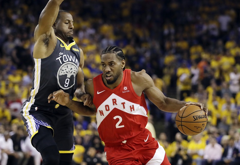 Kawhi Leonard (s míčem) si v Los Angeles Clippers vydělá přes dvě miliardy korun.