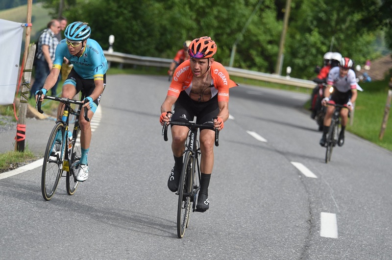 Novozélanďan Patrick Bevin (s rozepnutým dresem) končí na letošní Tour de France.