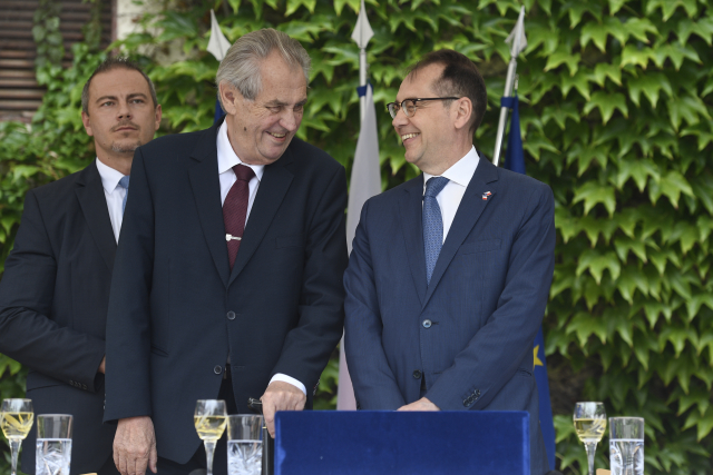 Zleva prezident Miloš Zeman a velvyslanec Francie v České republice Roland Galharague.