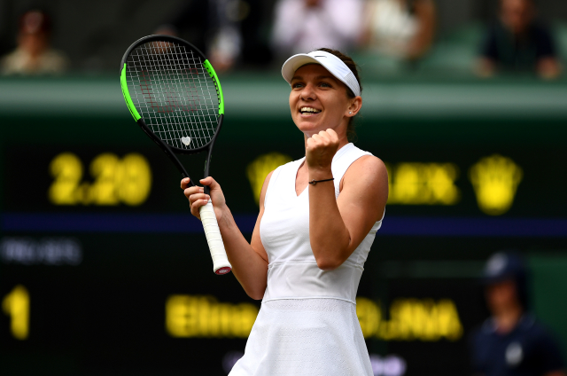 Simona Halepová se raduje z postupu do finále Wimbledonu přes Elinu Svitolinovou.