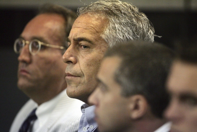 Jeffrey Epstein (uprostřed) během soudního líčení.
