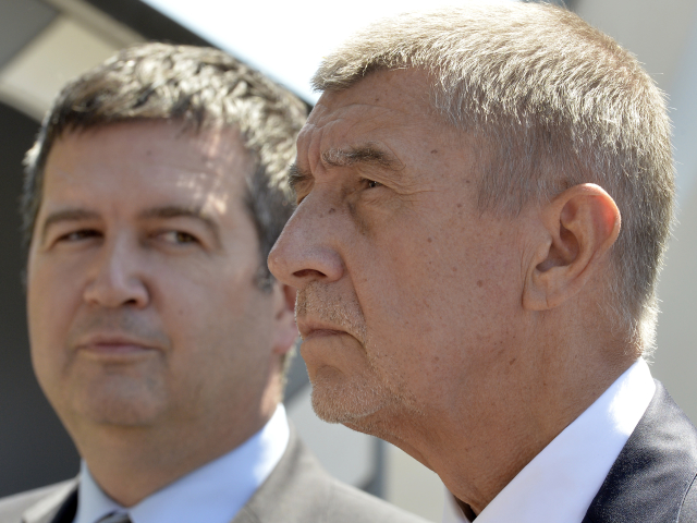 Zleva vicepremiér Jan Hamáček (ČSSD) a předseda vlády Andrej Babiš (ANO).