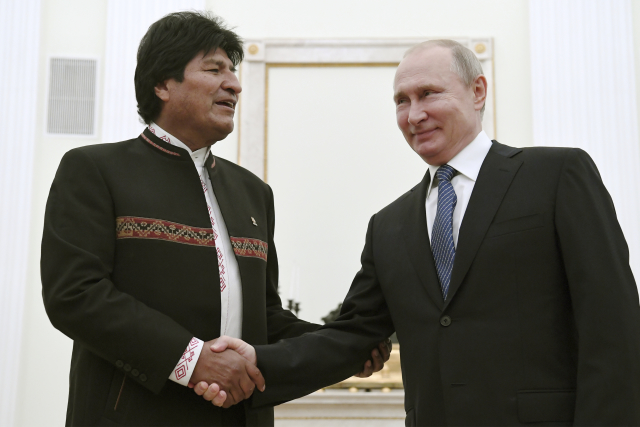 Zleva prezident Bolívie Evo Morales s ruským prezidentem Vladimirem Putinem.