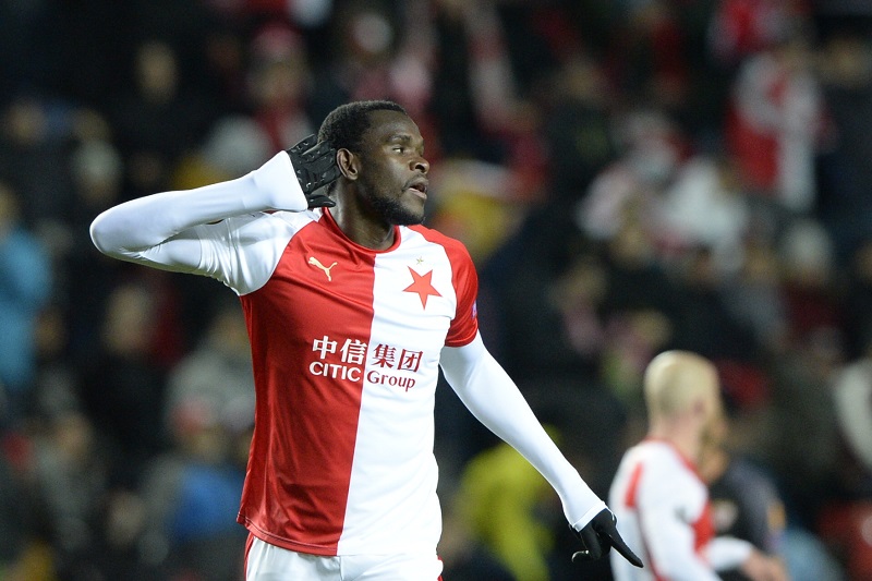 Slavia jedná s kamerunským stoperem Michaelem Ngadeem o nové smlouvě.