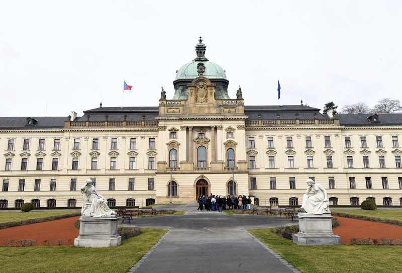 Aktivisté se připoutali ke Strakově akademii. Aktivisté se připoutali ke Strakově akademii.