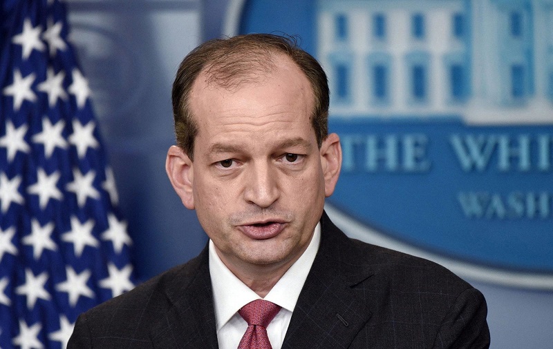 Alexander Acosta končí ve funkci ministra práce USA.