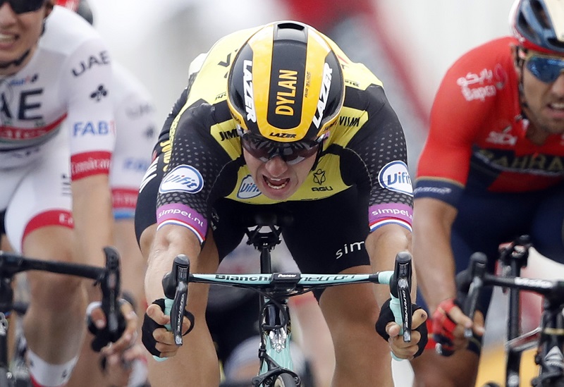 Nizozemský cyklista Dylan Groenewegen vyhrál závěrečný spurt nejdelší etapy letošní Tour de France. Nizozemský cyklista Dylan Groenewegen vyhrál závěrečný spurt nejdelší etapy letošní Tour de France.