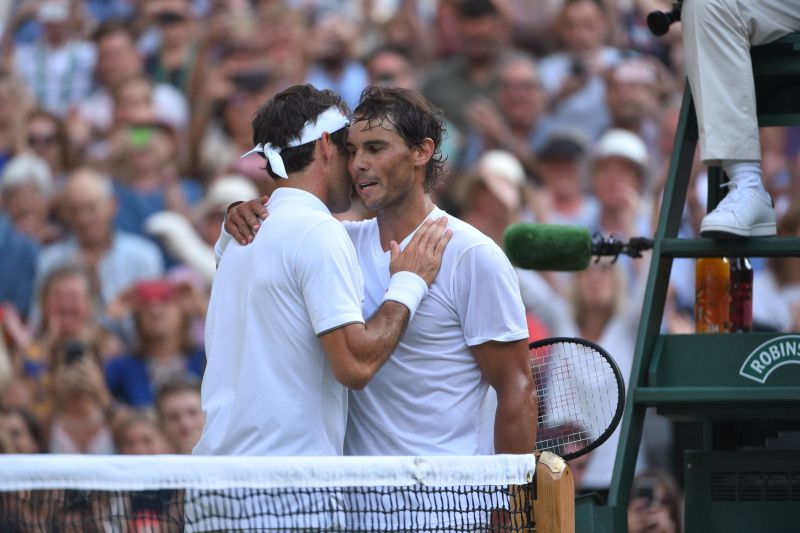 Rafael Nadal gratuluje Rogeru Federerovi k vítězství ve vzájemném zápase ve Wimbledonu.