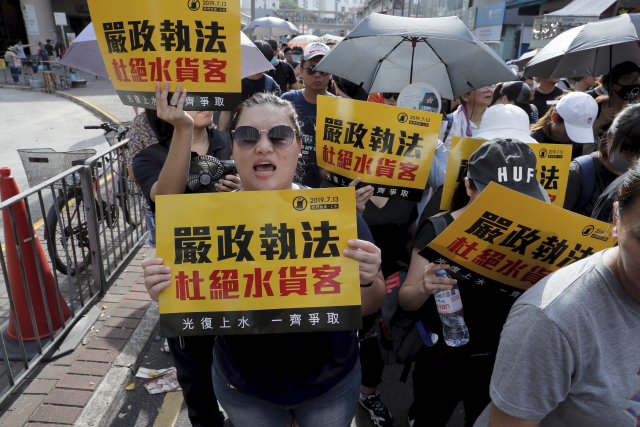 Demonstranti v Hongkongu protestovali proti bezcelnímu obchodu.