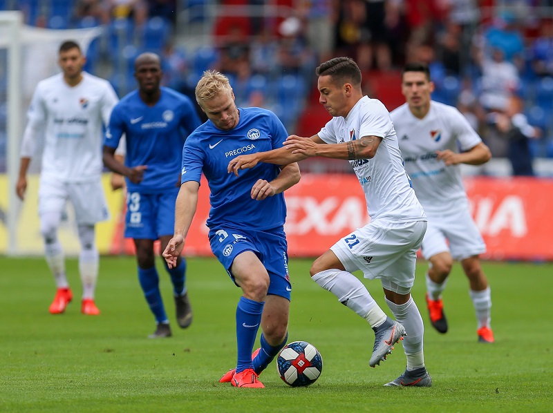 Liberecký Jan Mikula (v modrém) svádí souboj s Danielem Holzerem z Ostravy.