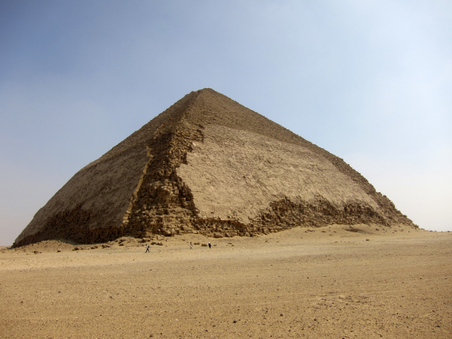 Lomená pyramida patří mezi nejstarší a nejzachovalejší v Egyptě.