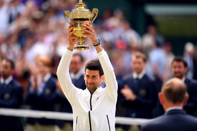 Novak Djokovič s trofejí pro wimbledonského vítěze.