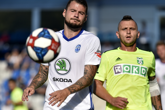 Zleva Daniel Pudil z Boleslavi a Matúš Čonka z Karviné.