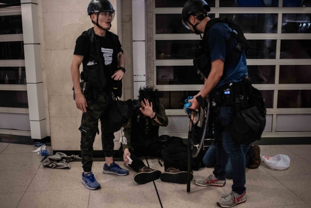 Poklidná demonstrace v Hongkongu skončila násilím.