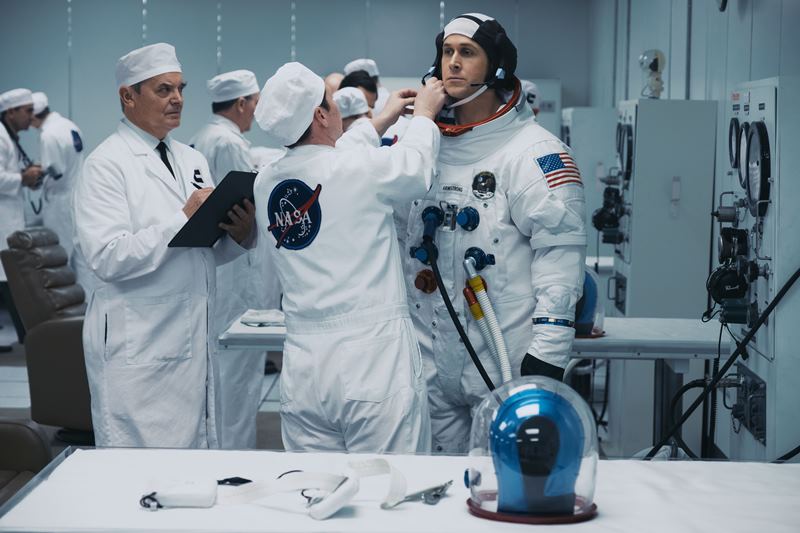Ryan Gosling jako Neil Armstrong ve filmu První člověk.