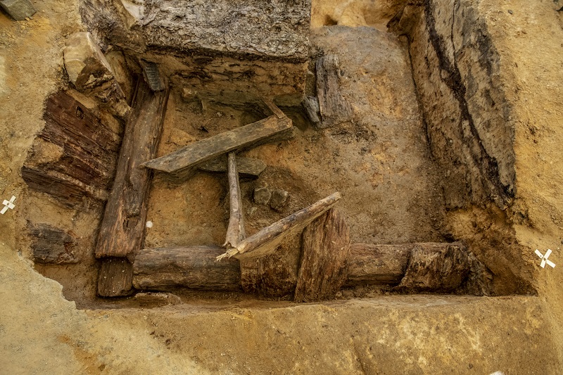 Archeologové našli dřevěné pozůstatky středověkých konstrukcí.