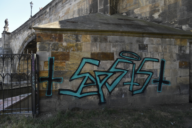 Graffiti je přes pět metrů dlouhé a dva metry vysoké.