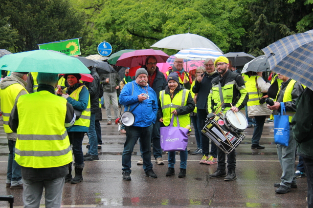 Lidé oděni z velké části ve žlutých dopravních vestách protestovali i v Německu.