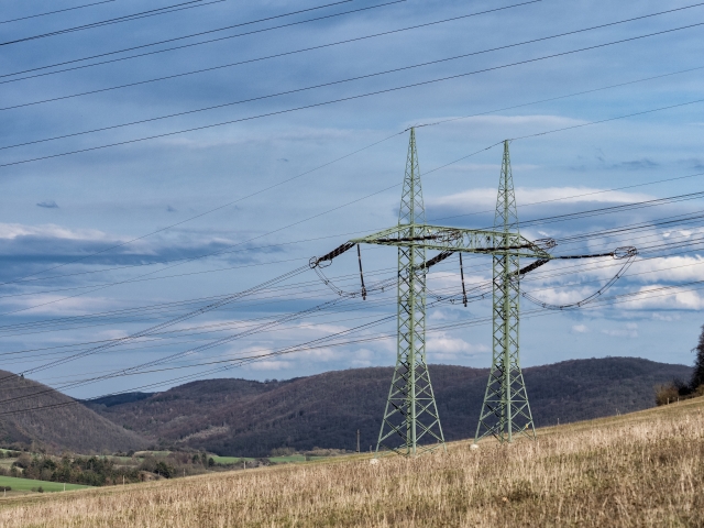 Dvojitý elektrický stožár velmi vysokého napětí.
