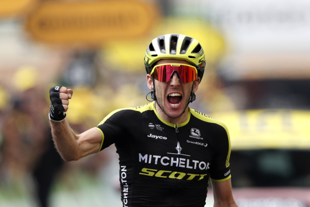 Britský jezdec Simon Yates oslavuje triumf v cíli 12. etapy Tour de France.