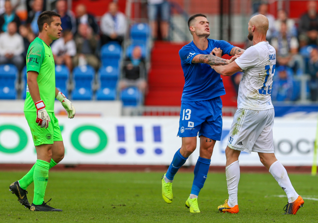 Tomáš Smola (v bílém) ve vášnivější debatě s libereckým Romanem Potočným.