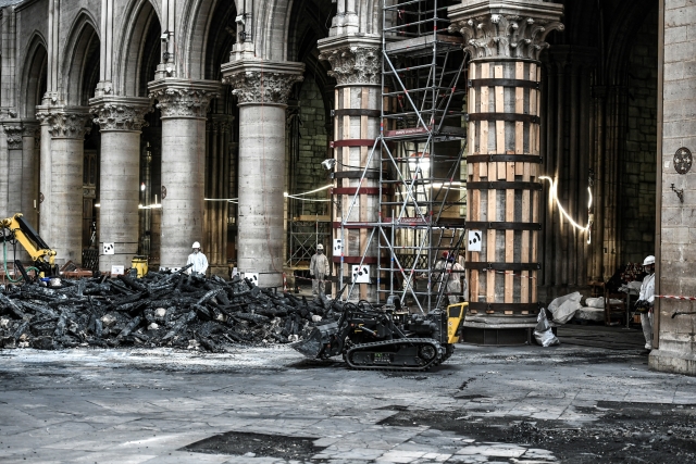 Pracovníci opravující katedrálu Notre-Dame po rozsáhlém požáru.