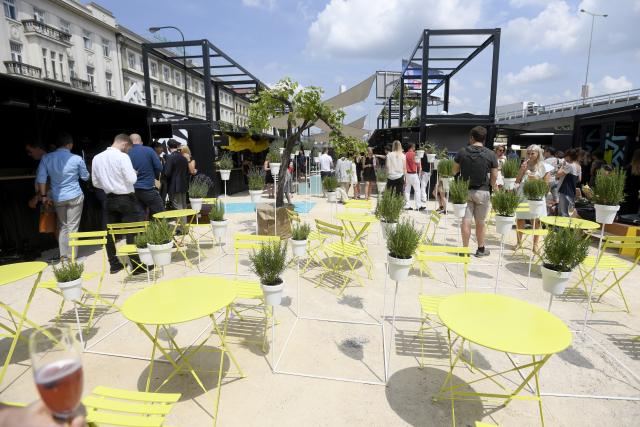 Pop-up market Manifesto u pražského Masarykova nádraží.