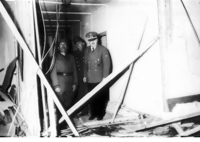 Adolf Hitler (vpravo) a Benito Mussolini přežili bombový atentát.