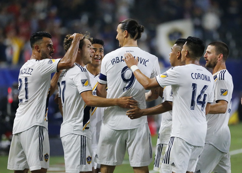 Ibrahimovic řádil, na srovnání s rivalem odpověděl hattrickem.