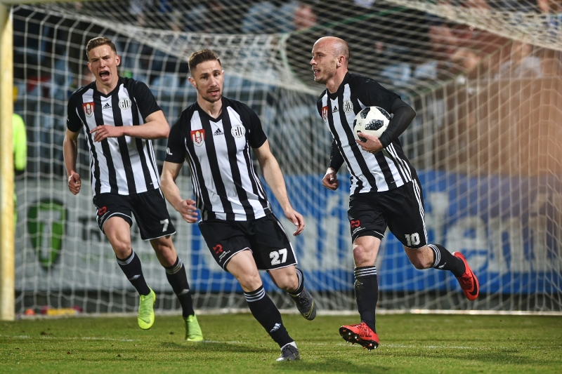 Fotbalisté Budějovic se radují z branky na Slovácku, nakonec i vyhráli.