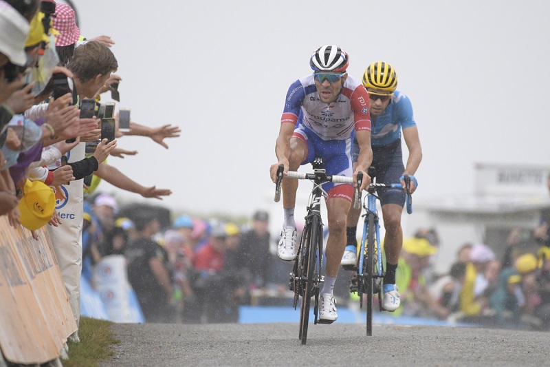 Thibaut Pinot sprintuje společně s Mikelem Landou do cíle patnácté etapy Tour de France.