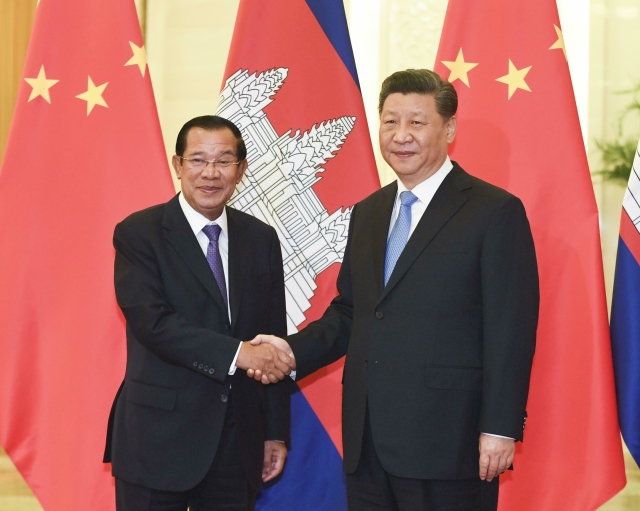 Zleva kambodžský premiér Hun Sen a čínský prezident Si Ťin-pching.