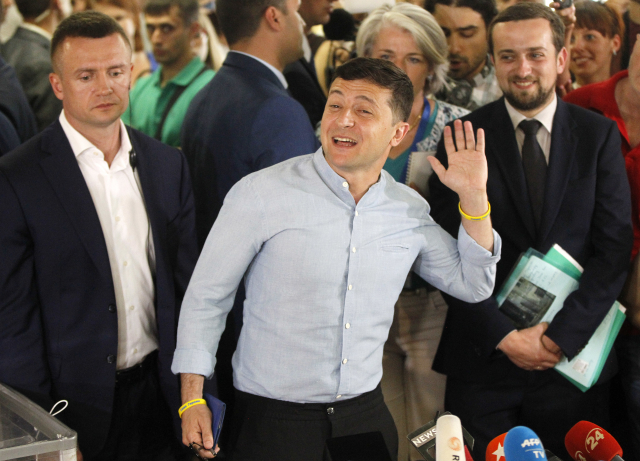 Ukrajinský prezident Volodymyr Zelenskyj (uprostřed).