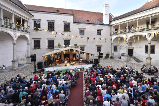 Festival Prázdniny v Telči na telčském zámku.