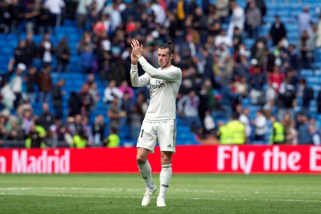 Gareth Bale tleská fanouškům po utkání s Levante v minulém ročníku španělské ligy.
