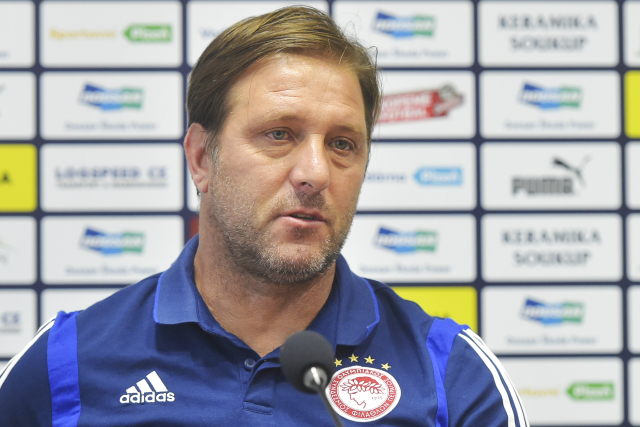Tisková konference před úvodním utkáním 2. předkola Ligy mistrů mezi Plzní a Olympiakusem. Na snímku je hlavní trenér řeckého týmu Pedro Martins.
