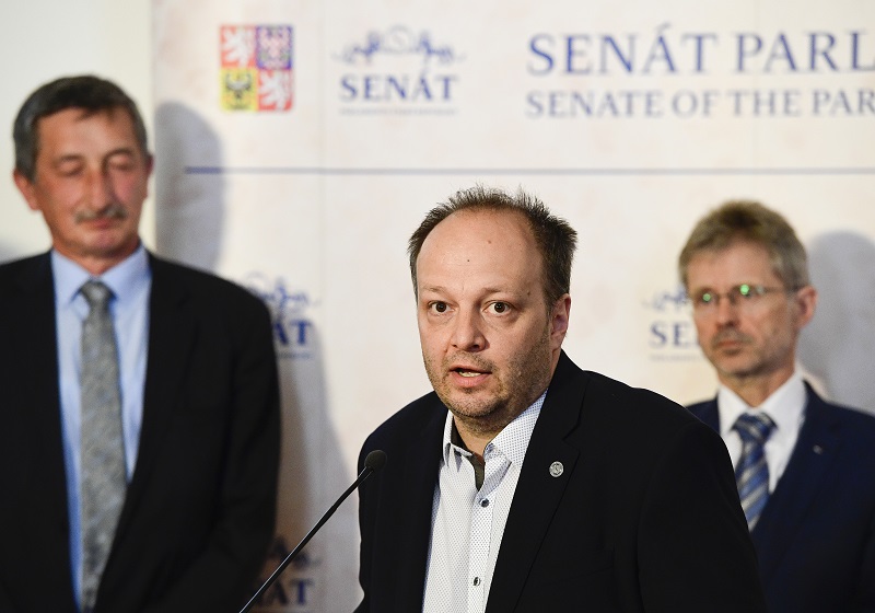Žalobu na prezidenta Zemana připravil senátor Václav Láska (na snímku).