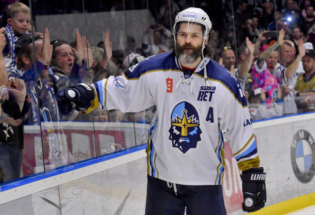 Jaromír Jágr oslavuje s fanoušky postup do extraligy.