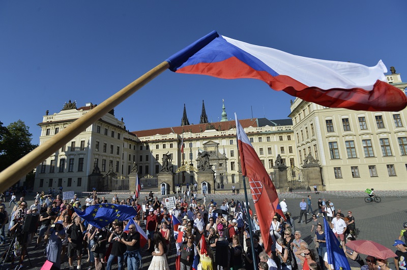 Protestující se sešli u sochy Tomáše Garrigua Masaryka.