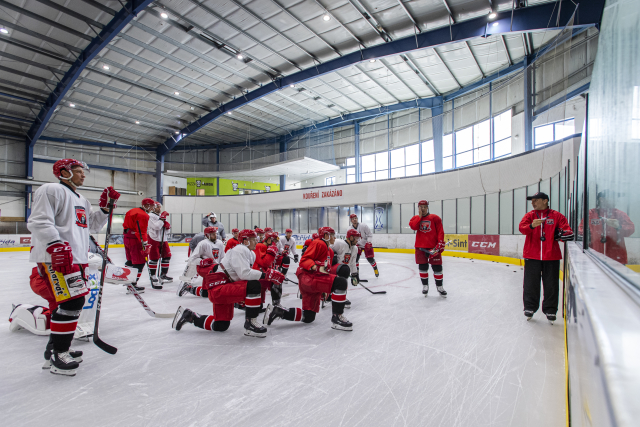 Hokejisté extraligového klubu Mountfield Hradec Králové nastoupili k prvnímu tréninku na ledě před začátkem nové sezony.