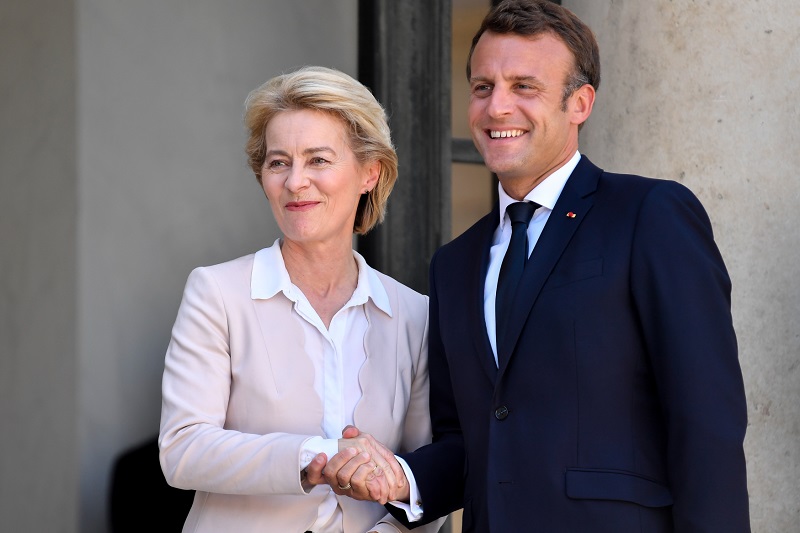 Emmanuel Macron po boku Ursuly von der Leyenové.